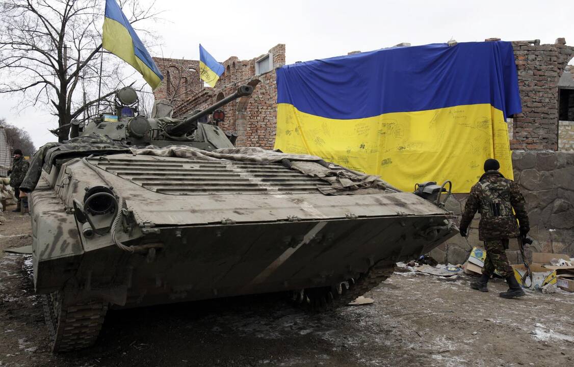 Ukrainos rytuose per separatistų atakas žuvo vienas karys, 8 sužeisti