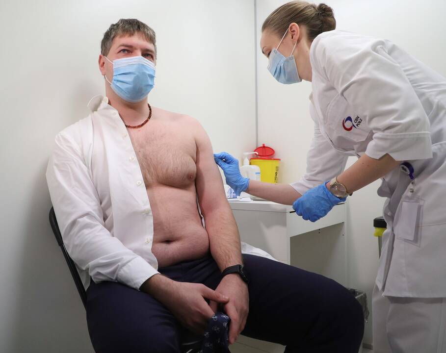 Seimo ir Vyriausybės nariai skiepijasi nuo COVID-19