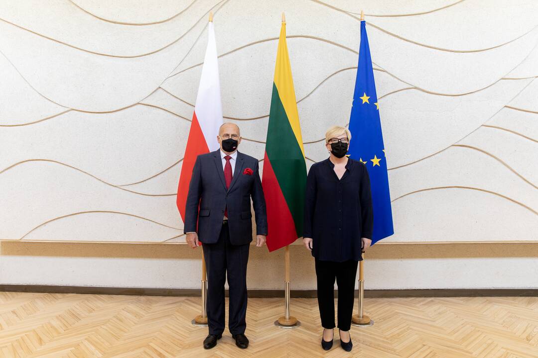 I. Šimonytė padėkojo Lenkijos ministrui už pagalbą evakuojant afganus