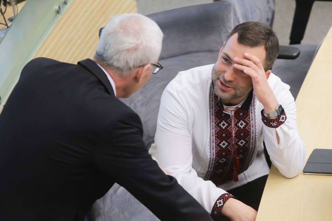 Seimo nariai pasipuošė vyšyvankomis