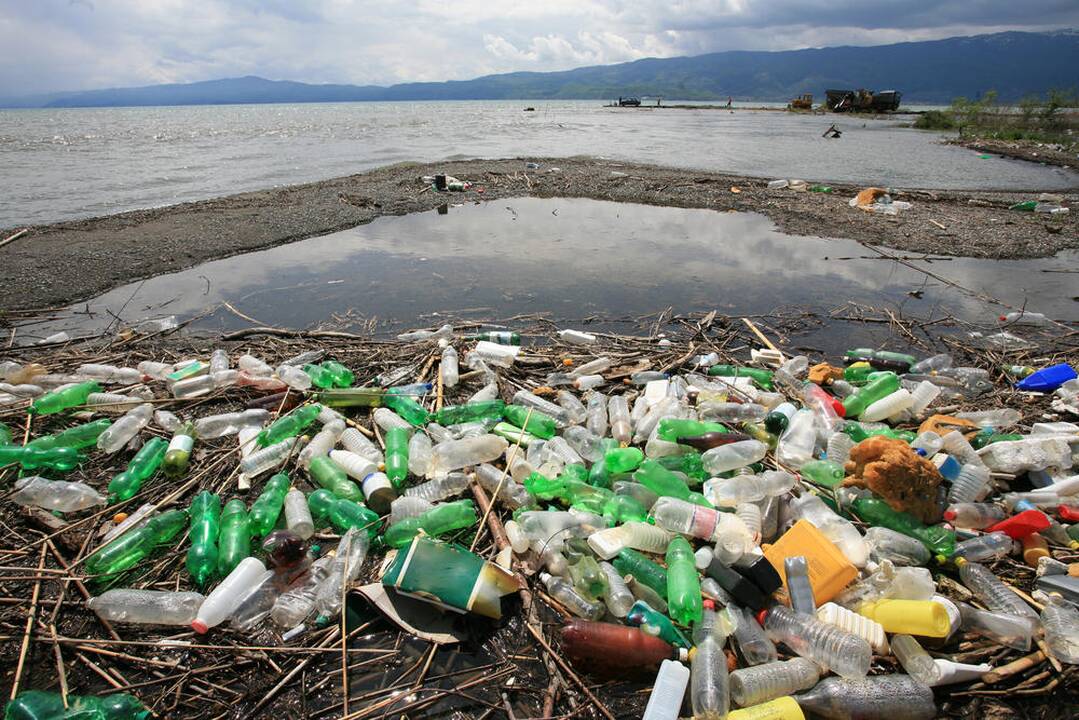 Plastiko amžius: šiukšlės gimdo pavojingus virusus ir plastiko uolienas