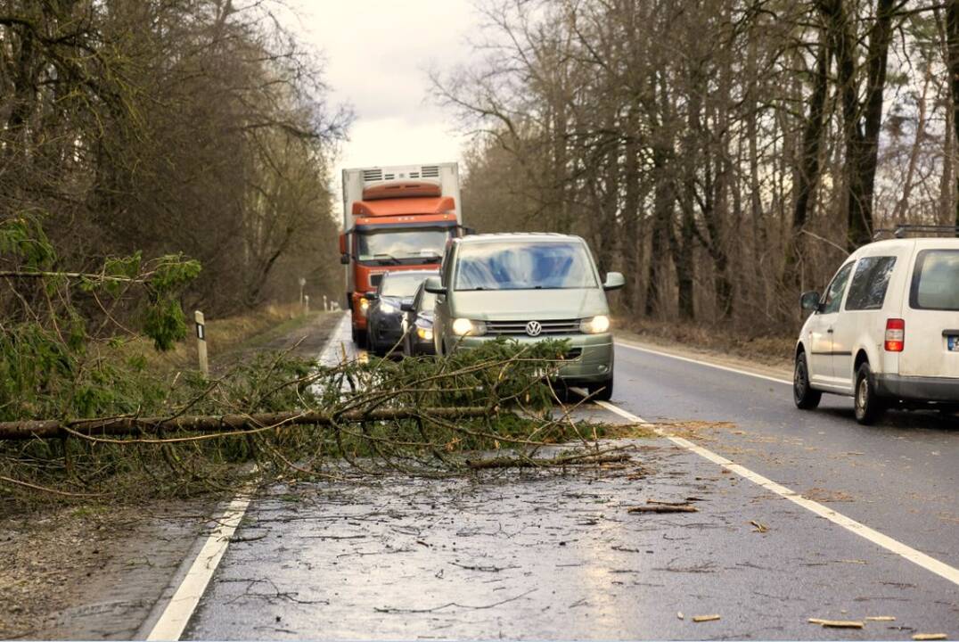Įspėja vairuotojus: rajoniniuose keliuose išlieka slidžių ruožų
