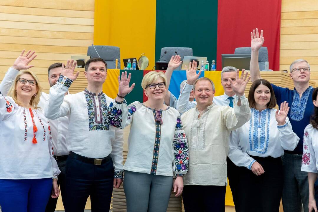 Seimo nariai pasipuošė vyšyvankomis