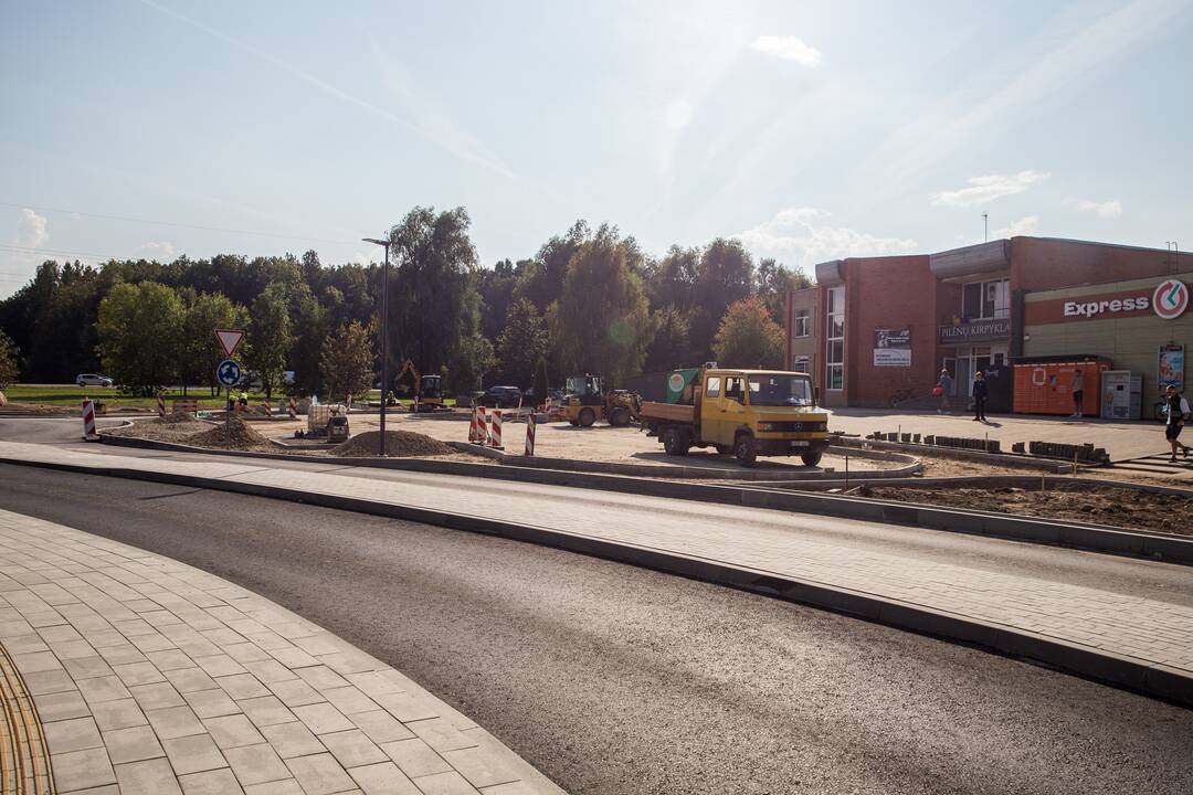Veiksmas: kelių remontininkai triūsia Pilėnų gatvėje Akademijoje.