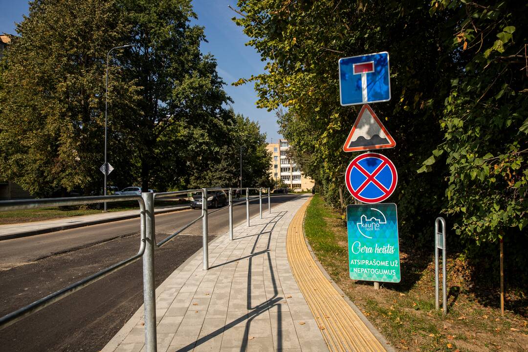 Veiksmas: kelių remontininkai triūsia Pilėnų gatvėje Akademijoje.