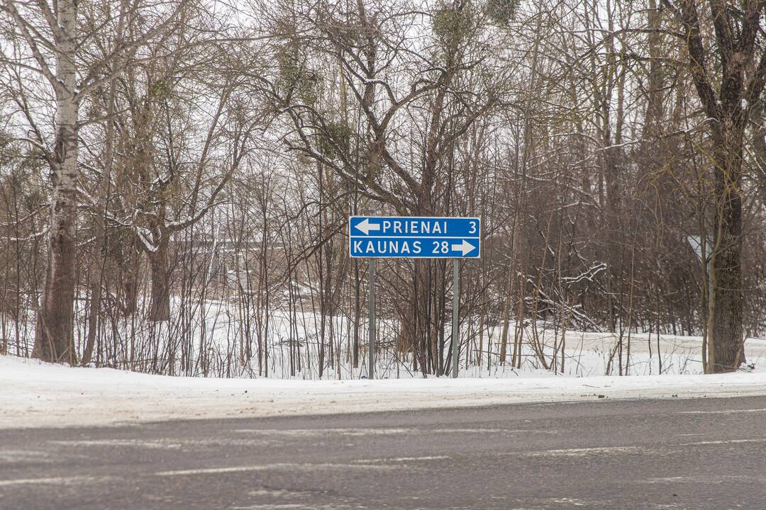 Pavojinga: dviejų eismo juostų kelyje dažnai įvyksta avarijų, tad būtina jį platinti iki keturių eismo juostų.