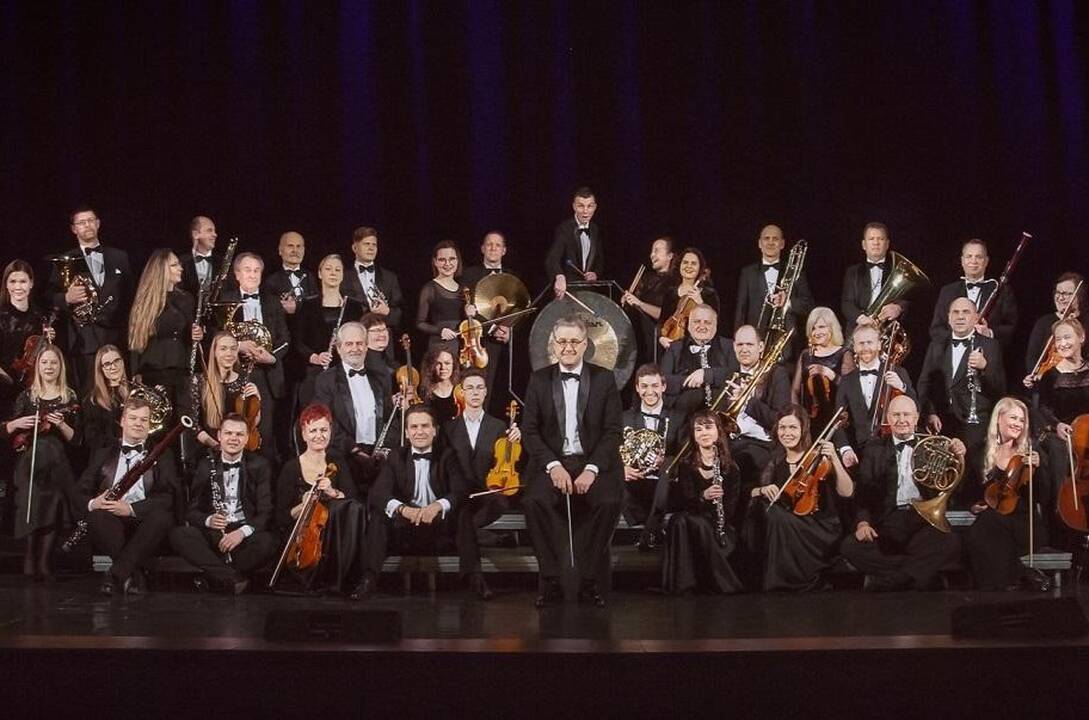 Klaipėdos valstybinio muzikinio teatro simfoninis orkestras su vyriausiuoju dirigentu T. Ambrozaičiu.