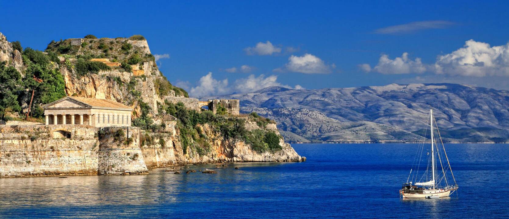 Kerkyra: Korfu salos sostinė, kurios senamiestis nuo 2007 m. yra įtrauktas į UNESCO pasaulio paveldo sąrašą kaip vienas seniausių ir įspūdingiausių miestų, mena dar VIII a.