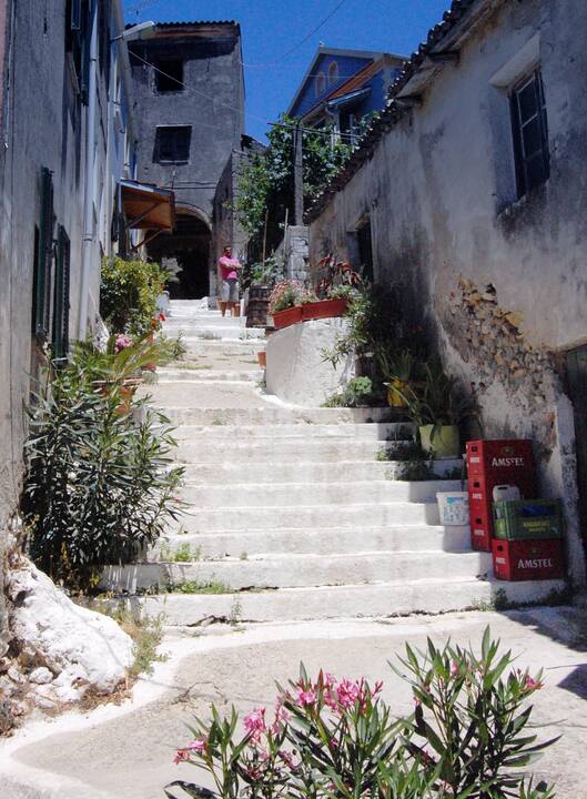 Kerkyra: Korfu salos sostinė, kurios senamiestis nuo 2007 m. yra įtrauktas į UNESCO pasaulio paveldo sąrašą kaip vienas seniausių ir įspūdingiausių miestų, mena dar VIII a.