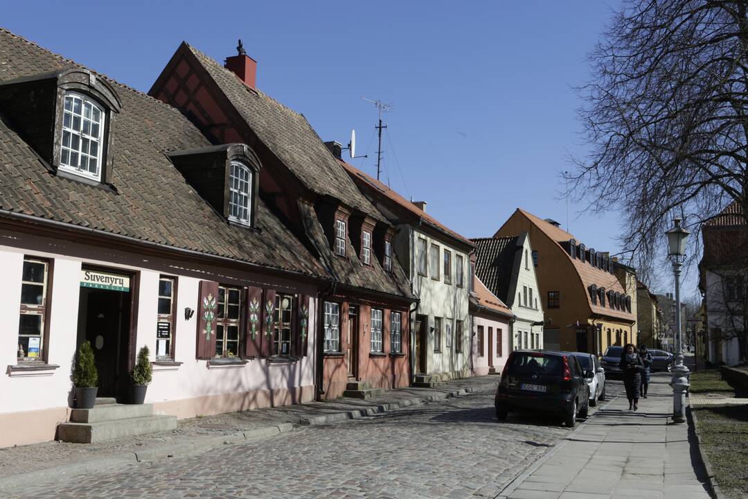 Keičiasi: dalis pastatų fasadų senamiestyje jau sutvarkyti, tačiau vis tiek dar yra nemažai tokių, kuriems remontas – būtinas.