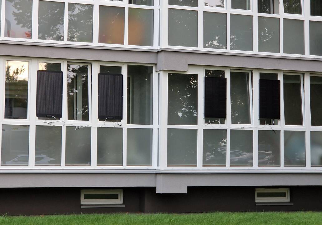 Užfiksuota: saulės elektrinės pastebimos ir daugiabučių namų balkonuose.