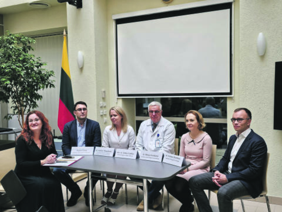 Palyginimas: kad būtų lengviau įsivaizduoti 1 249 g svėrusio paciento dydį, gydytojai šalia maždaug tokio dydžio neišnešioto naujagimio manekeno padėjo tušinuką.