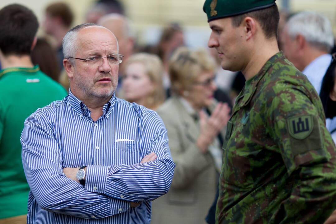 „Auksinės šakutės“ nusmukdė pasitikėjimą kariuomene ir J. Oleku