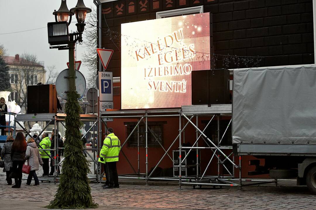Kauno Rotušės aikštėje įžiebta Kalėdų eglė