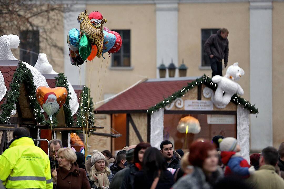 Kauno Rotušės aikštėje įžiebta Kalėdų eglė