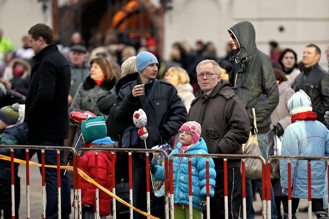 Kauno Rotušės aikštėje įžiebta Kalėdų eglė