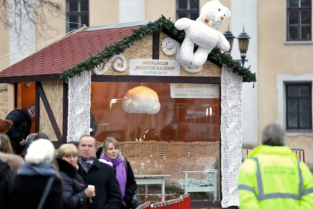 Kauno Rotušės aikštėje įžiebta Kalėdų eglė