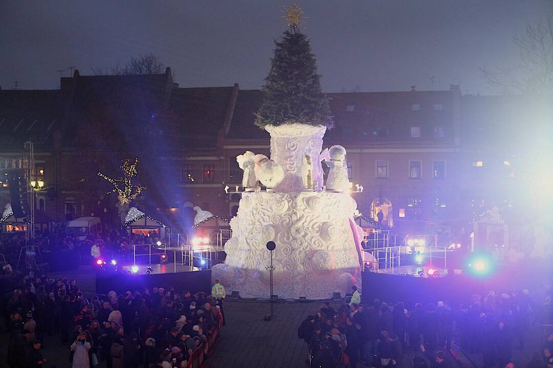 Kauno Rotušės aikštėje įžiebta Kalėdų eglė