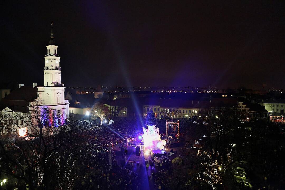 Kauno Rotušės aikštėje įžiebta Kalėdų eglė
