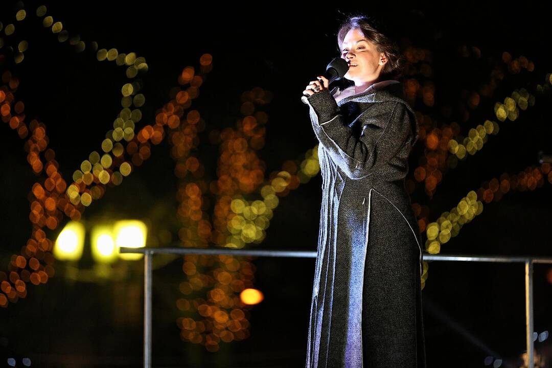 Kauno Rotušės aikštėje įžiebta Kalėdų eglė