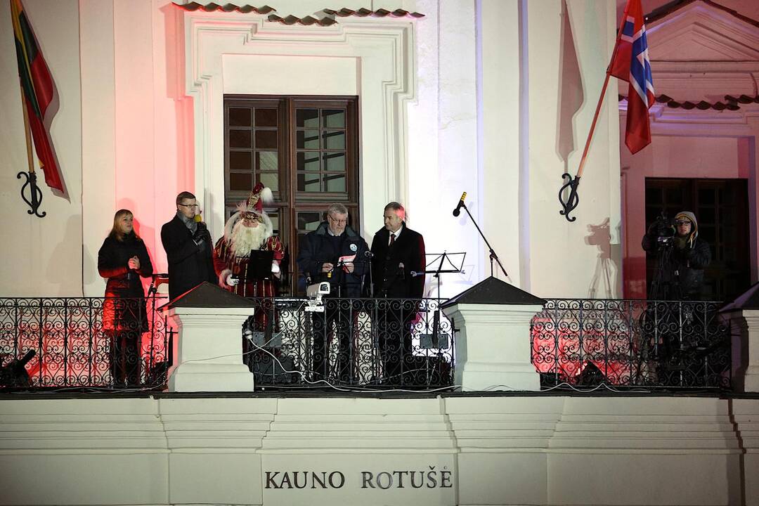 Kauno Rotušės aikštėje įžiebta Kalėdų eglė