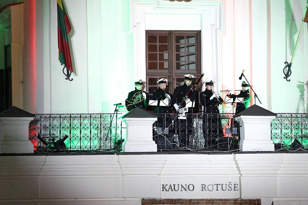 Kauno Rotušės aikštėje įžiebta Kalėdų eglė