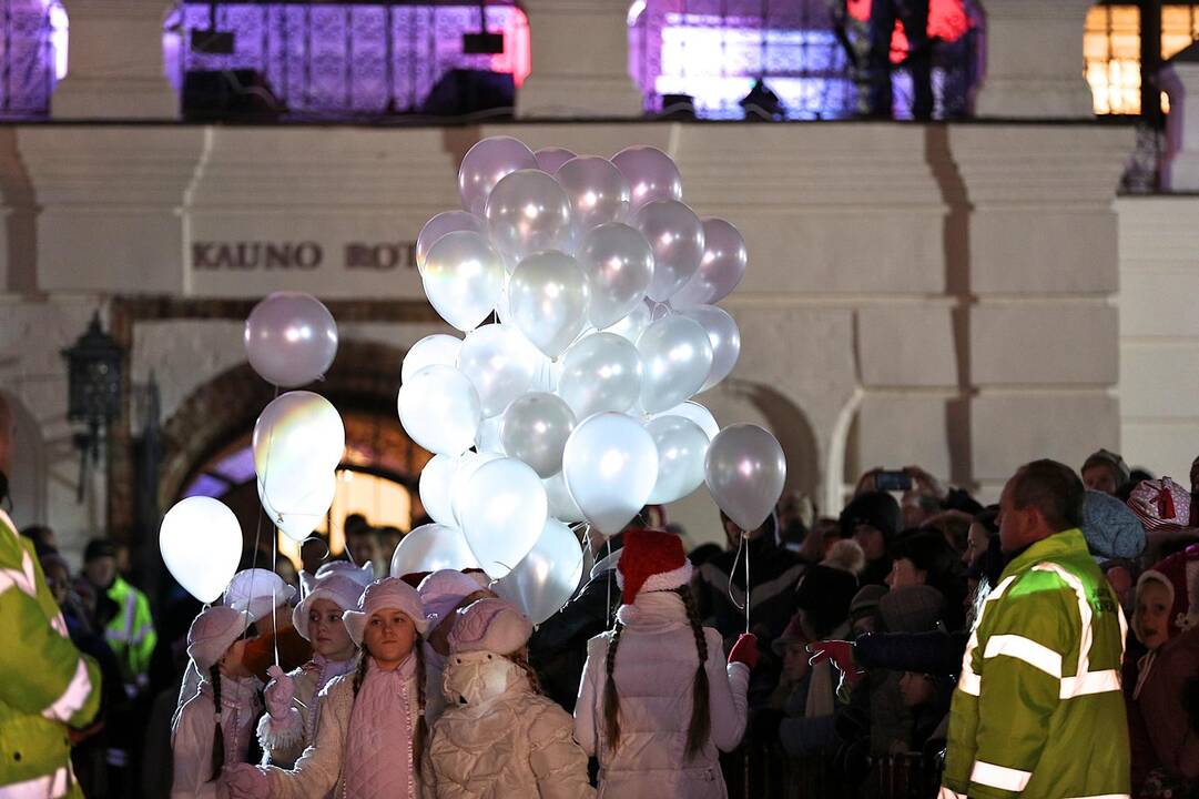Kauno Rotušės aikštėje įžiebta Kalėdų eglė