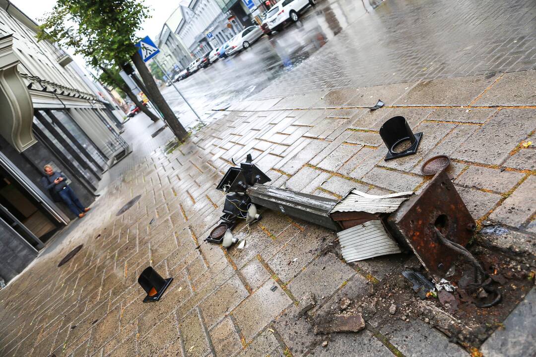 Per avariją Maironio gatvėje nuverstas šviesoforas