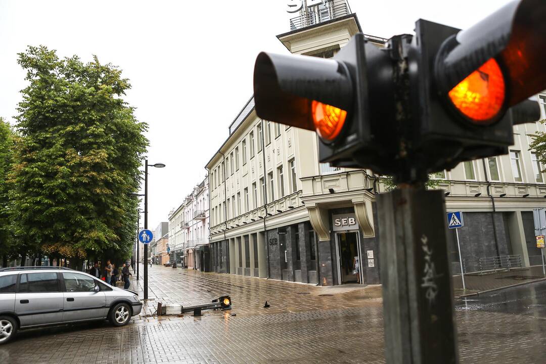Per avariją Maironio gatvėje nuverstas šviesoforas
