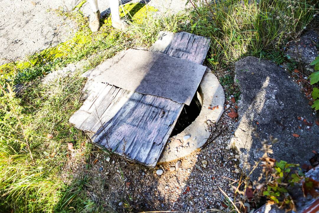 Partizanų g. neuždengti šuliniai kelia pavojų