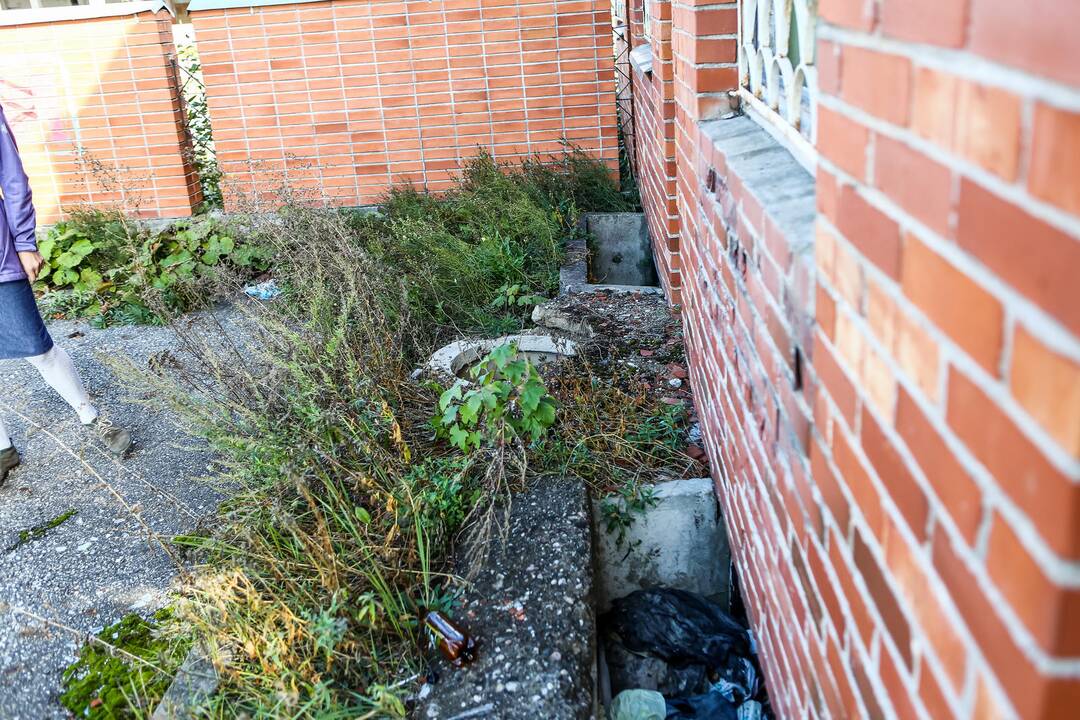 Partizanų g. neuždengti šuliniai kelia pavojų