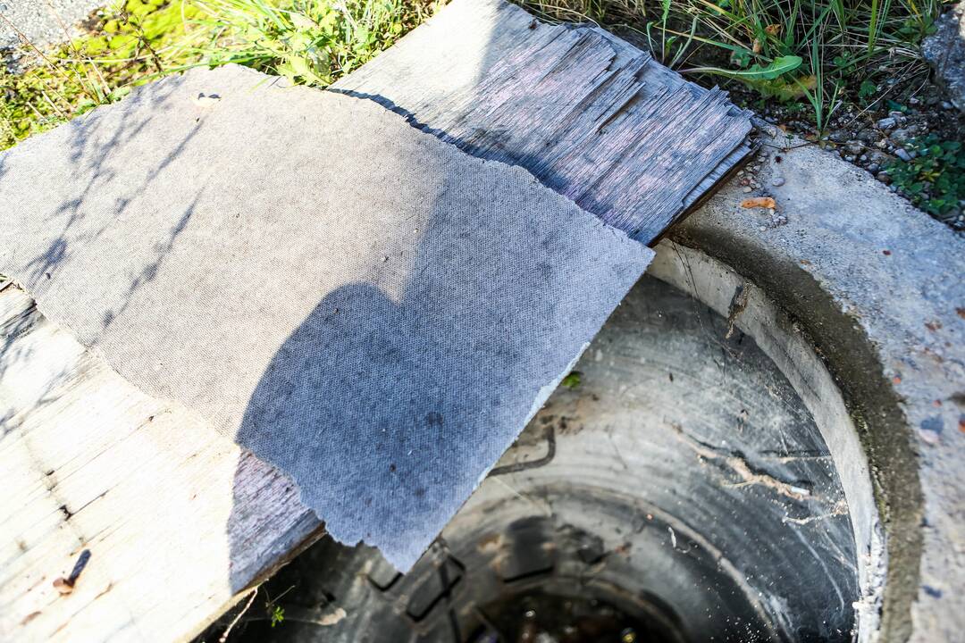 Partizanų g. neuždengti šuliniai kelia pavojų