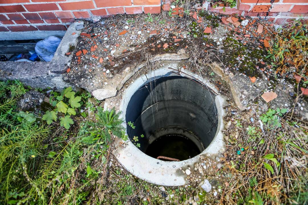 Partizanų g. neuždengti šuliniai kelia pavojų