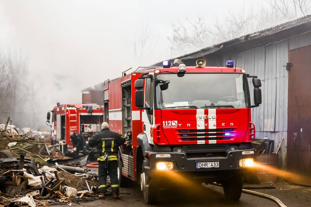 Švenčionių gatvėje degė metalo supirktuvė