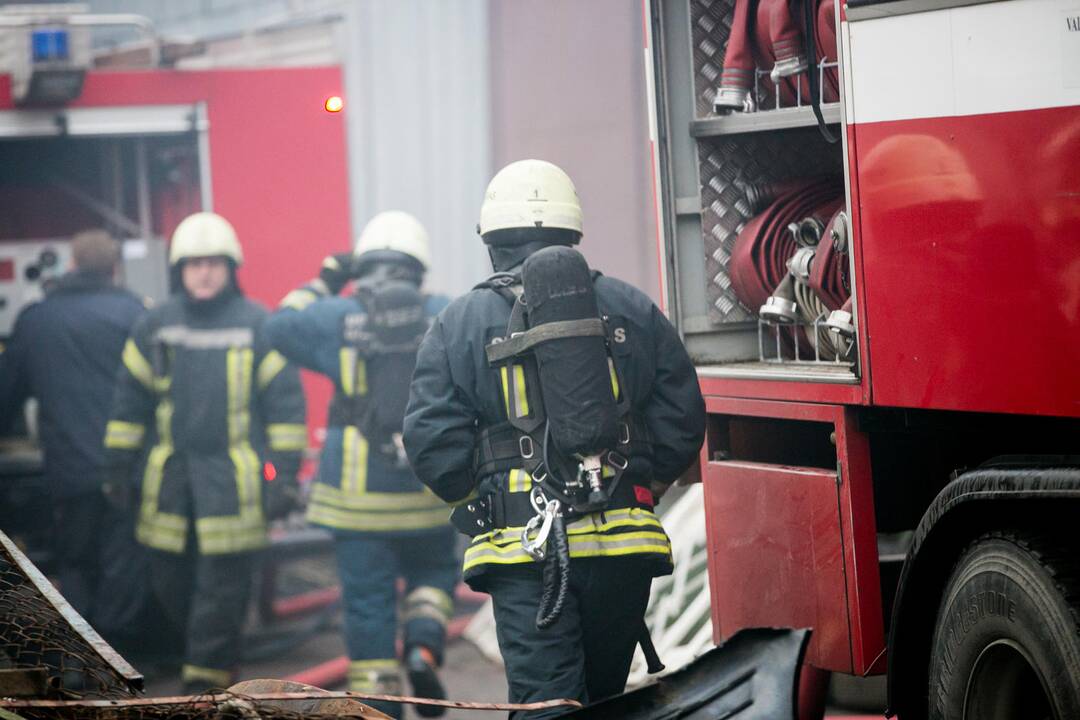 Švenčionių gatvėje degė metalo supirktuvė