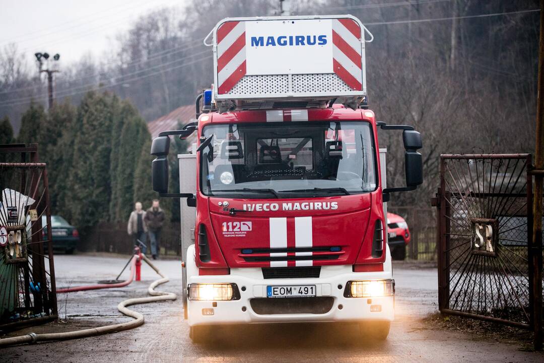 Švenčionių gatvėje degė metalo supirktuvė