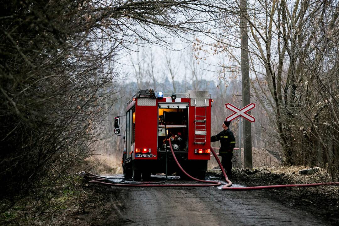 Švenčionių gatvėje degė metalo supirktuvė