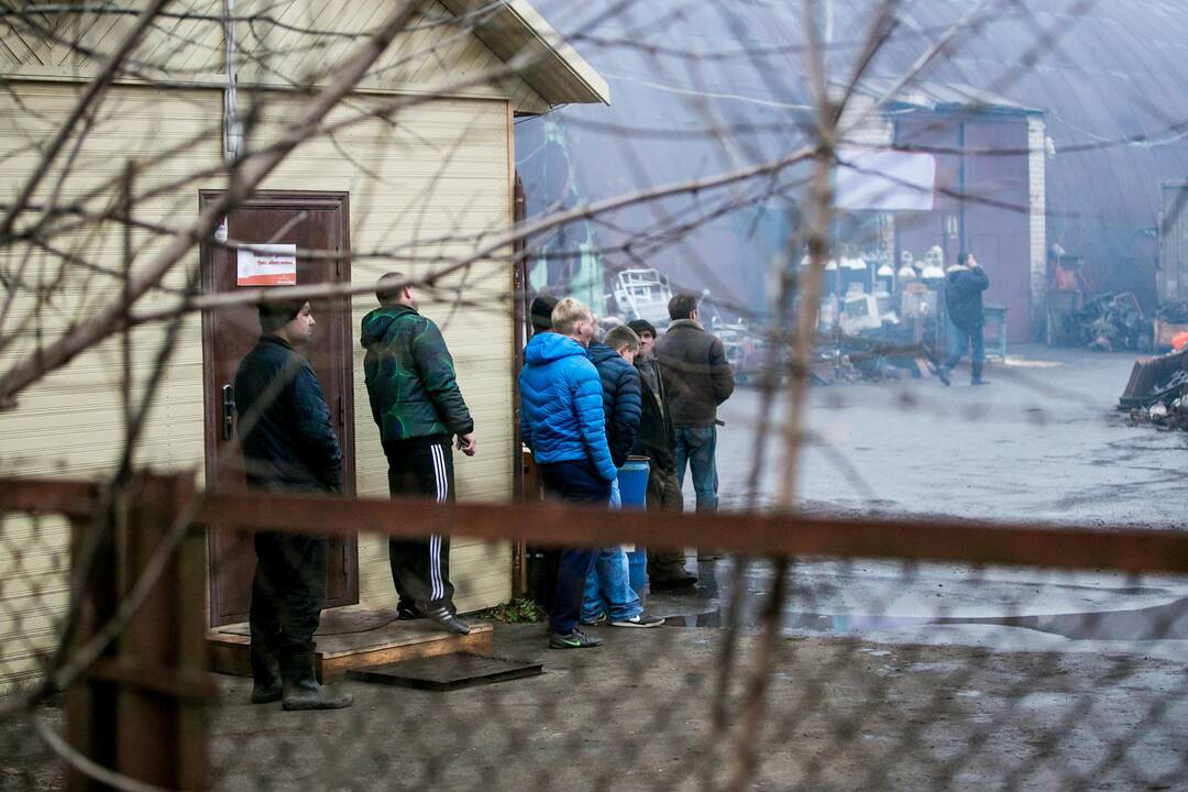Švenčionių gatvėje degė metalo supirktuvė