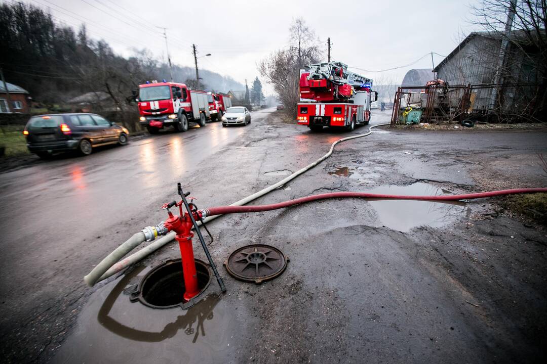 Švenčionių gatvėje degė metalo supirktuvė