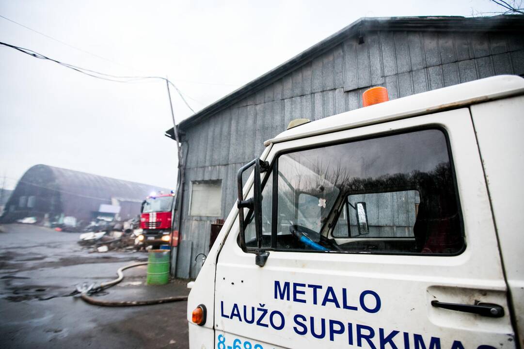 Švenčionių gatvėje degė metalo supirktuvė