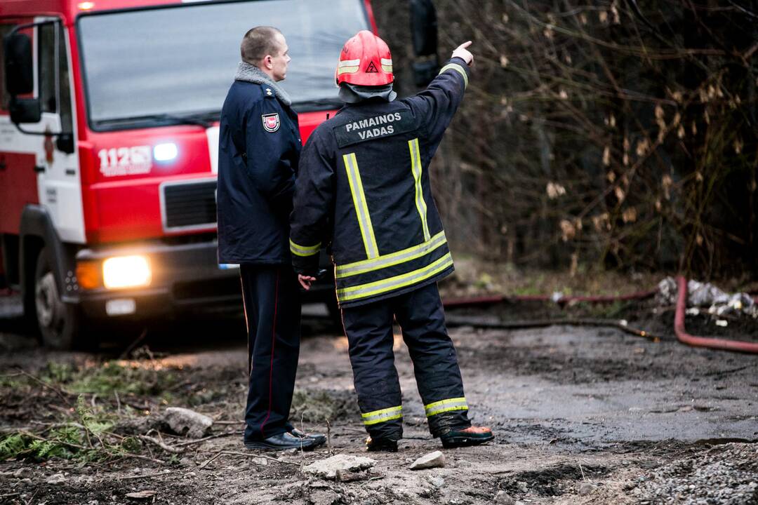 Švenčionių gatvėje degė metalo supirktuvė