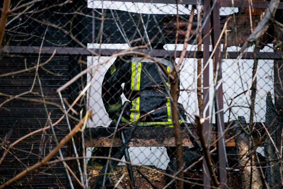 Švenčionių gatvėje degė metalo supirktuvė