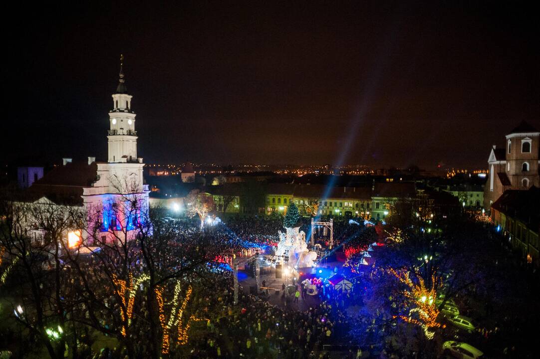 Kauno Rotušės aikštėje įžiebta Kalėdų eglė