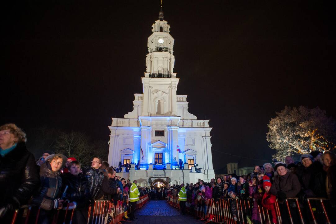 Kauno Rotušės aikštėje įžiebta Kalėdų eglė