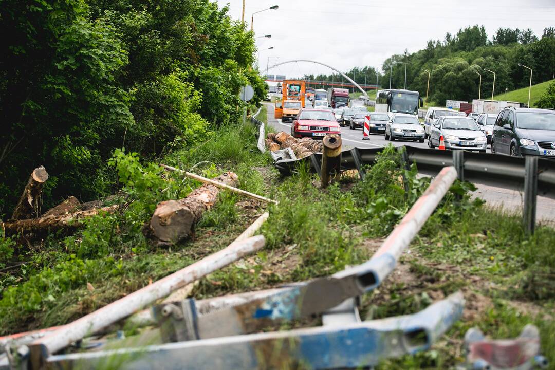 Kaune vilkikas išbarstė rąstus
