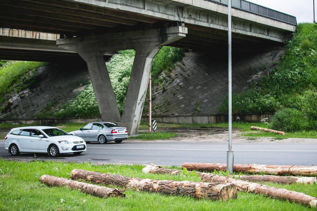 Kaune vilkikas išbarstė rąstus