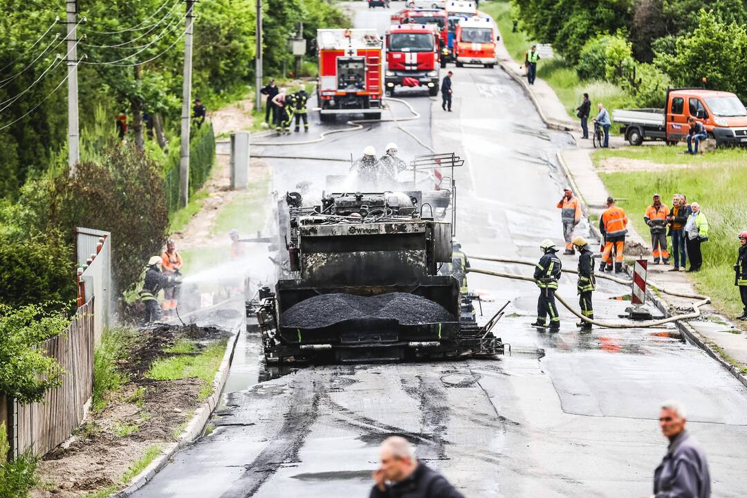 Kaune prie geležinkelio pervažos - dujotiekio gaisras