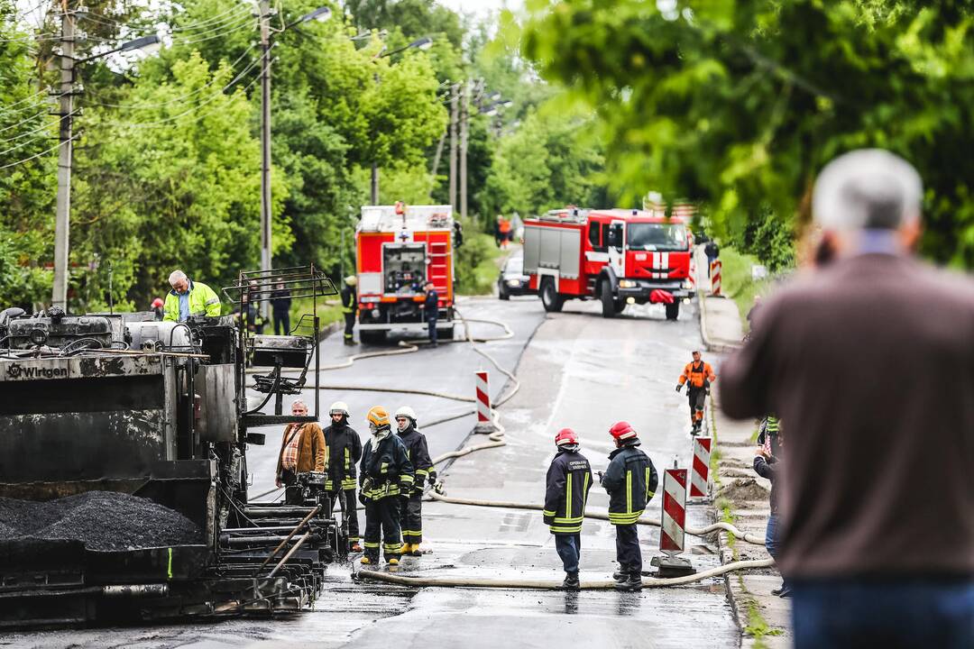 Kaune prie geležinkelio pervažos - dujotiekio gaisras