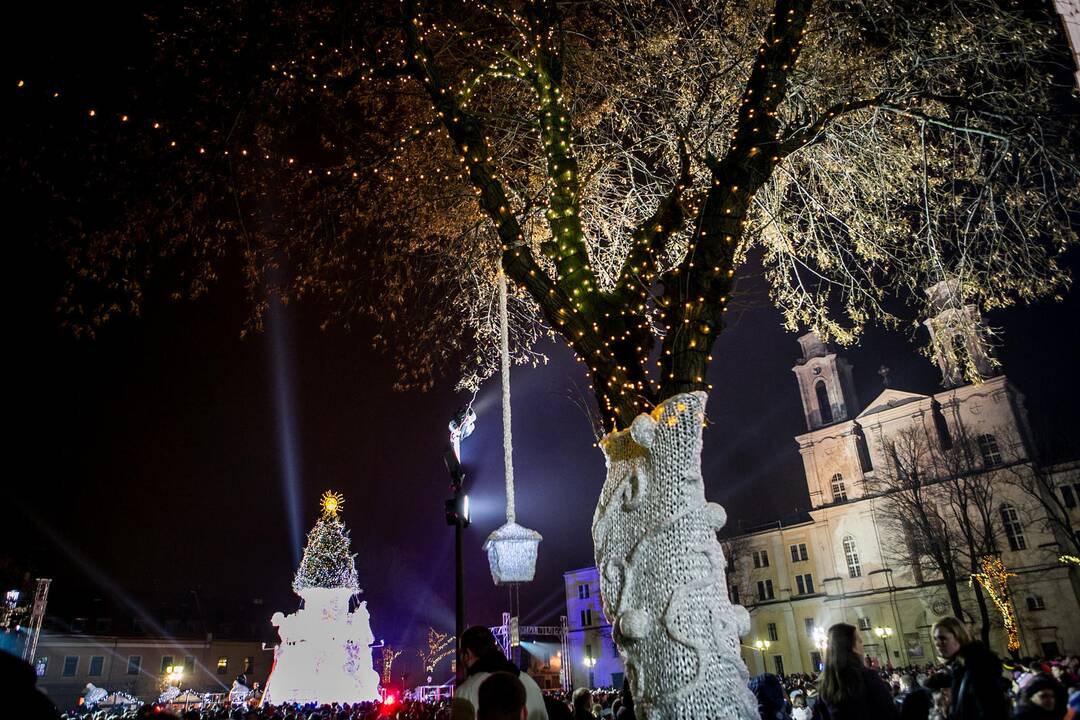 Kauno Rotušės aikštėje įžiebta Kalėdų eglė