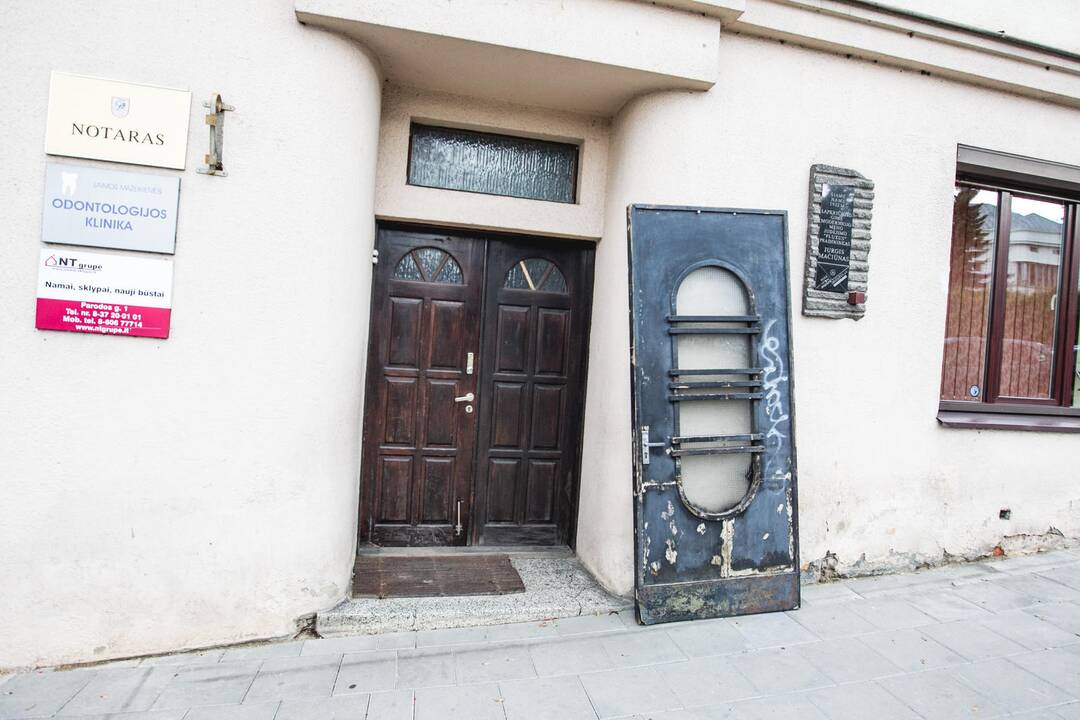 Architektas A. Kančas nustėręs: unikalios smetoniškos durys buvo išmestos į sąvartyną